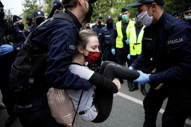 Сотрудники полиции задерживают участников акции протеста в Варшаве Сотрудники полиции задерживают участников акции протеста в Варшаве