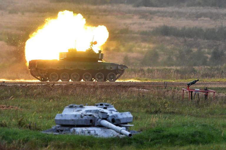 Танк Type 96 команды военнослужащих Китая на огневом рубеже во время финальной эстафеты танковых экипажей в рамках конкурса Танковый биатлон-2020 Танк Type 96 команды военнослужащих Китая на огневом рубеже во время финальной эстафеты танковых экипажей в рамках конкурса Танковый биатлон-2020