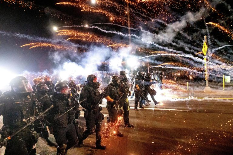 Полиция во время разгона демонстрантов в Портленде, штат Орегон Полиция во время разгона демонстрантов в Портленде, штат Орегон