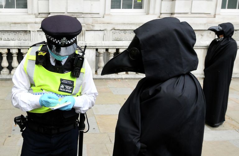 Полицейский с активистом Extinction Rebellion во время акции протеста в Лондоне, Великобритания Полицейский с активистом Extinction Rebellion во время акции протеста в Лондоне, Великобритания