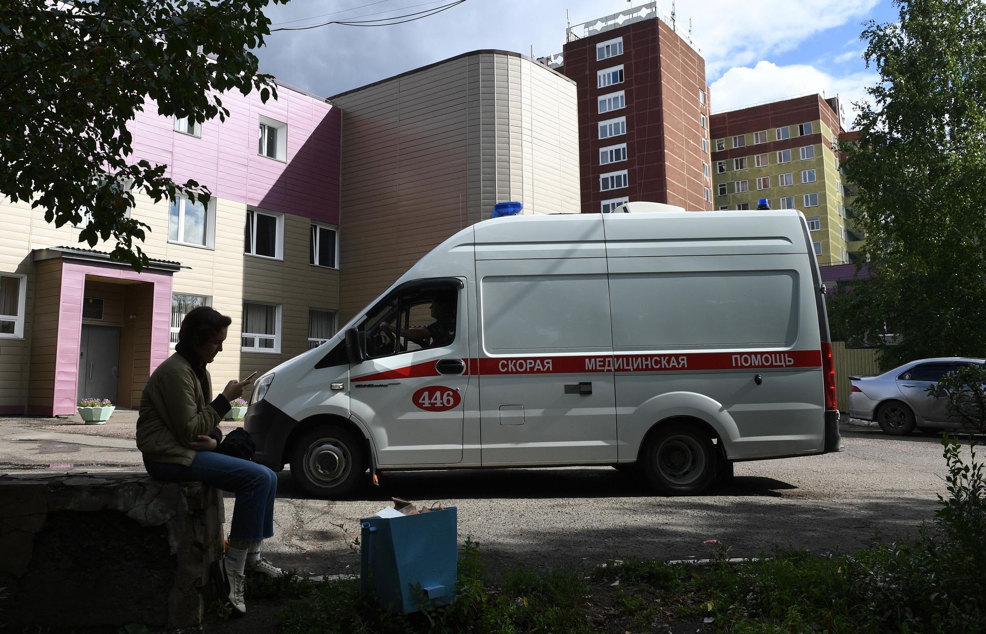 Автомобиль скорой помощи на территории Омской БСМП №1, где находится Алексей Навальный Автомобиль скорой помощи на территории Омской БСМП №1, где находится Алексей Навальный - РИА Новости, 1920, 21.09.2020