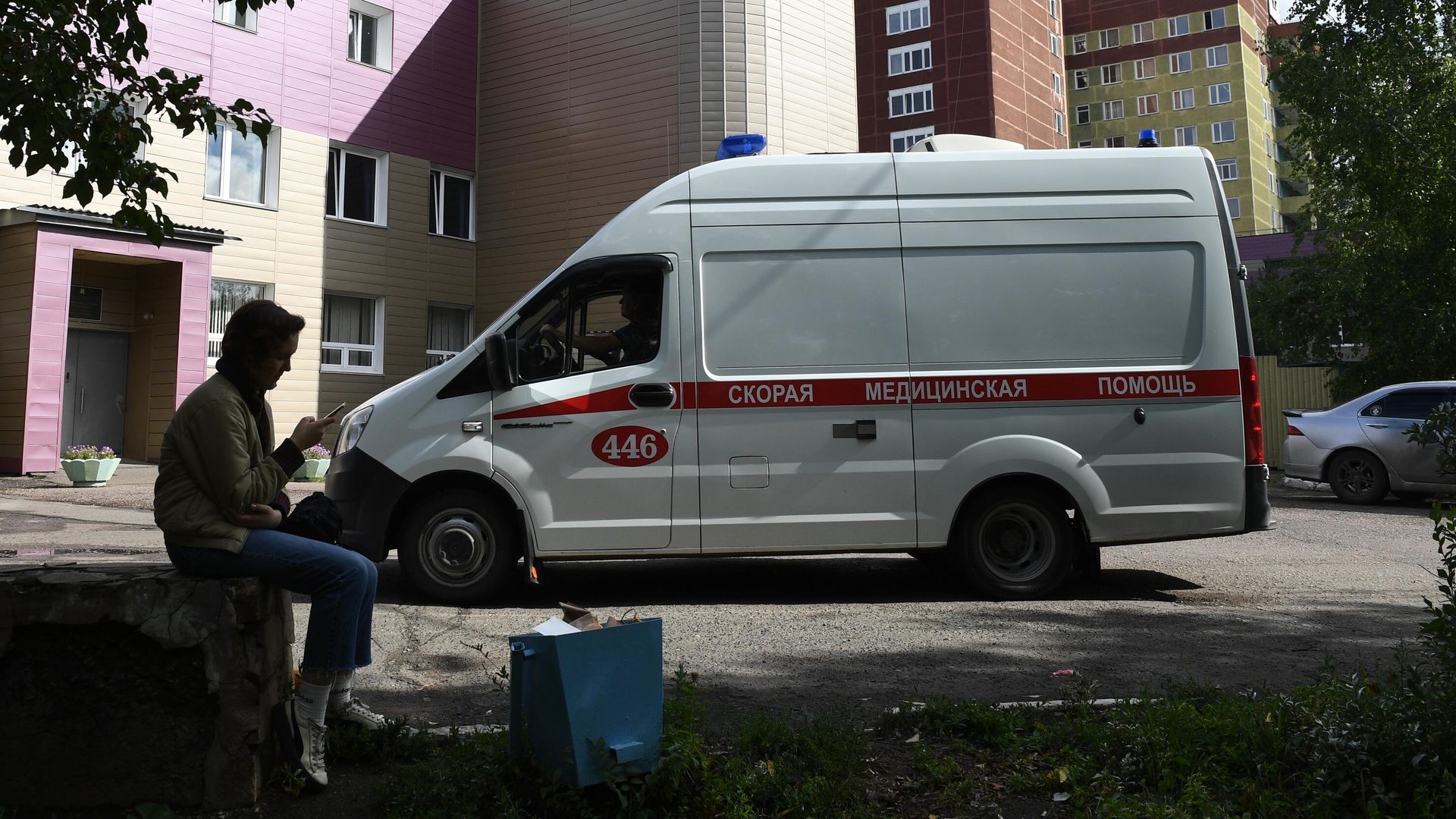 Автомобиль скорой помощи на территории Омской БСМП №1, где находится Алексей Навальный - РИА Новости, 1920, 02.10.2020