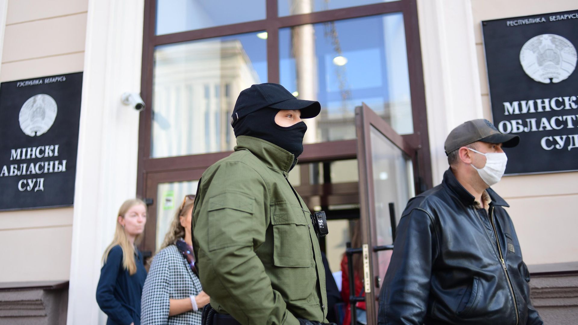 Силовики во время несанкционированного пикета в поддержку стачечного комитета Беларуськалия у здания Минского областного суда Силовики во время несанкционированного пикета в поддержку стачечного комитета Беларуськалия у здания Минского областного суда - РИА Новости, 1920, 21.09.2020