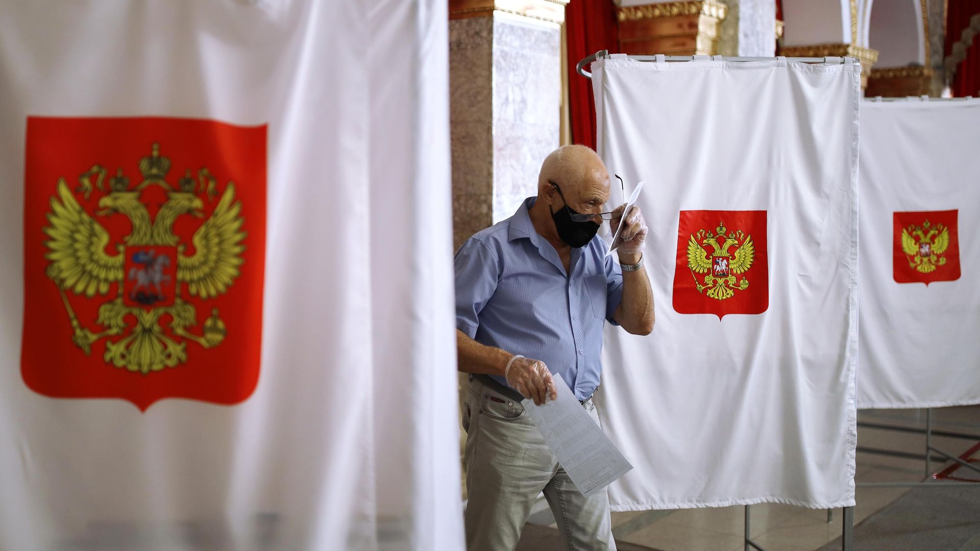 Мужчина досрочно голосует на выборах губернатора Краснодарского края на избирательном участке №2010 в Краснодаре Мужчина досрочно голосует на выборах губернатора Краснодарского края на избирательном участке №2010 в Краснодаре - РИА Новости, 1920, 12.09.2020