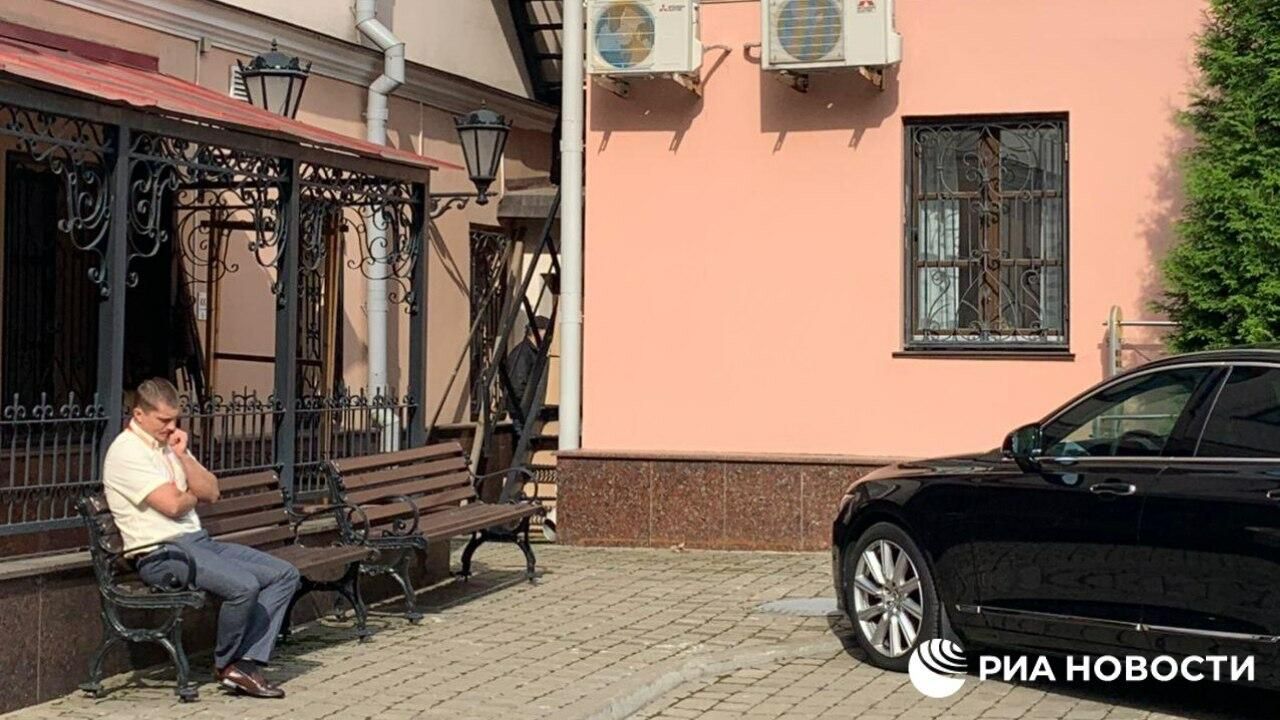 Двое граждан Белоруссии перелезли через ограду шведского посольства в Минске - РИА Новости, 1920, 11.09.2020