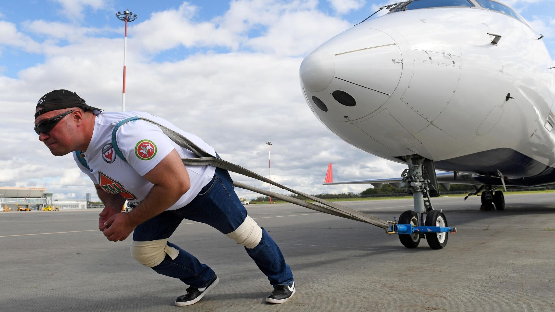 Сергей Агаджанян (Халк) буксирует самолёт Bombardier CRJ200 в международном аэропорту Казань Сергей Агаджанян (Халк) буксирует самолёт Bombardier CRJ200 в международном аэропорту Казань - РИА Новости, 1920, 12.02.2021