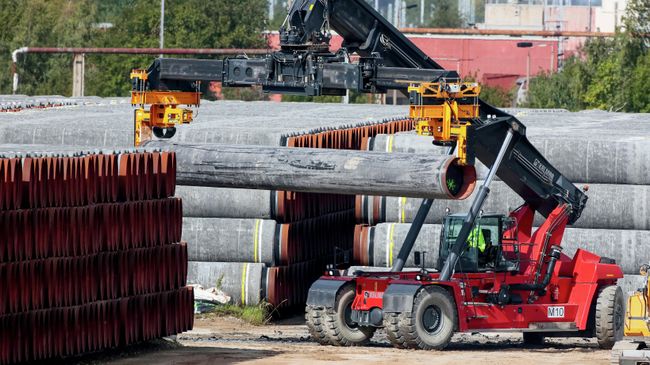 Трубы для газопровода Северный поток -2 в порту Мукран в Германии