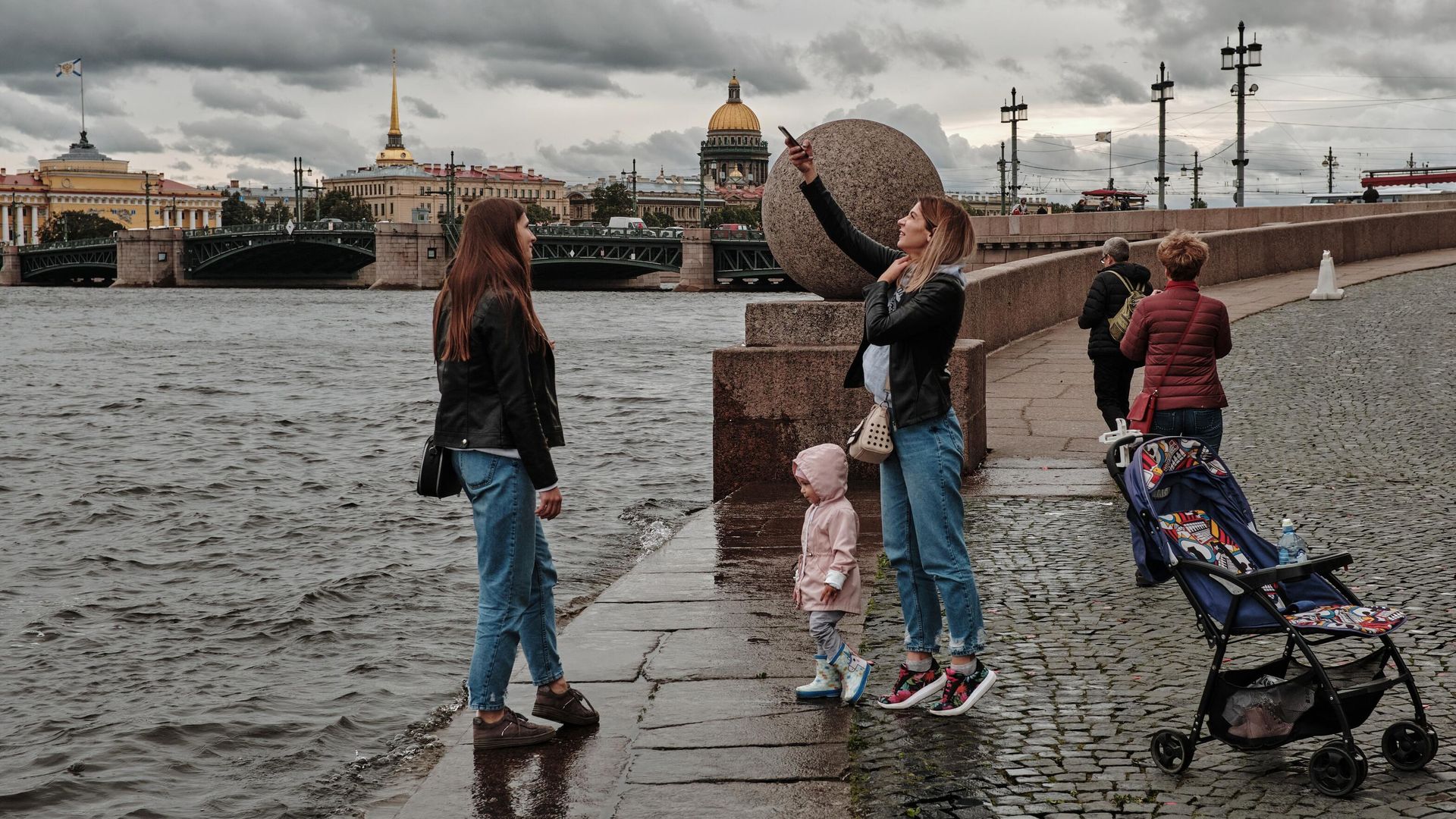 Прохожие на набережной Невы в Санкт-Петербурге Прохожие на набережной Невы в Санкт-Петербурге - РИА Новости, 1920, 13.03.2026