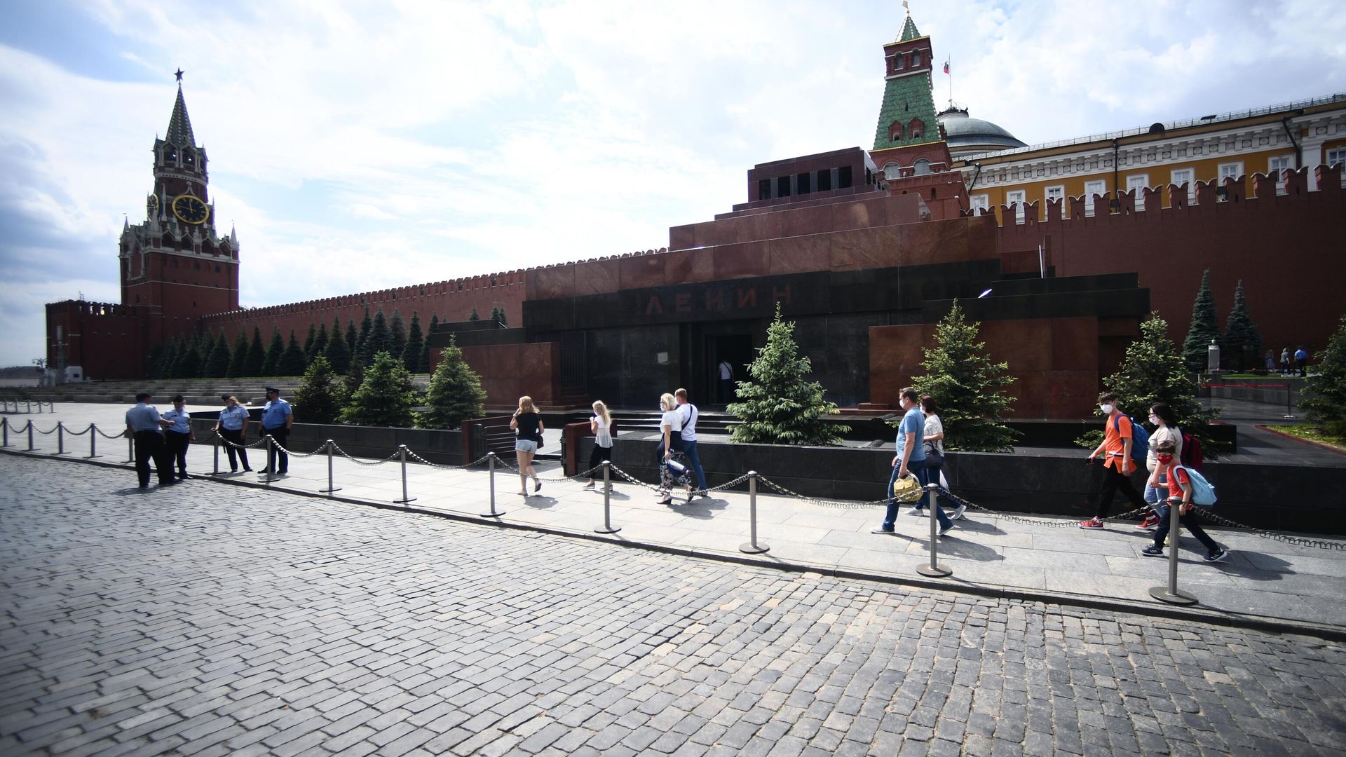 Прохожие возле Мавзолея В. И. Ленина на Красной площади в Москве Прохожие возле Мавзолея В. И. Ленина на Красной площади в Москве - РИА Новости, 1920, 12.09.2020