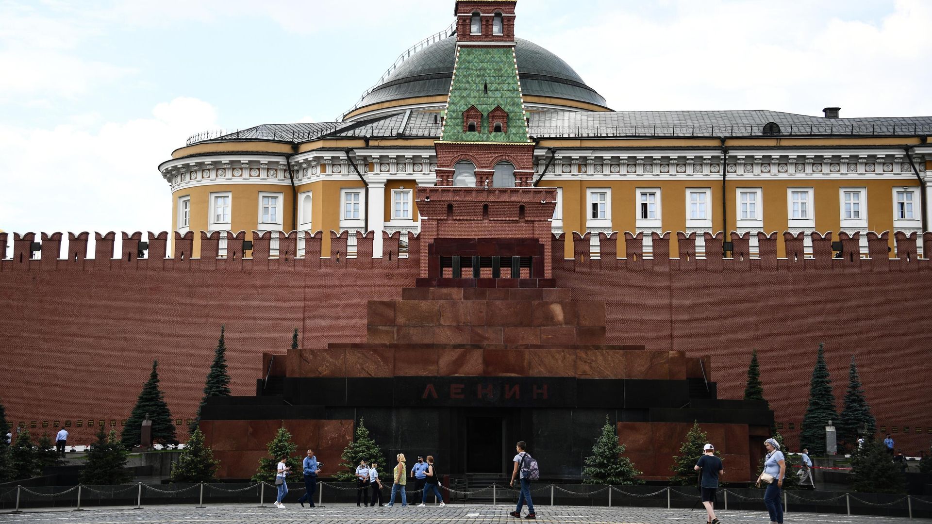 Прохожие возле Мавзолея В. И. Ленина на Красной площади в Москве - РИА Новости, 1920, 18.09.2020