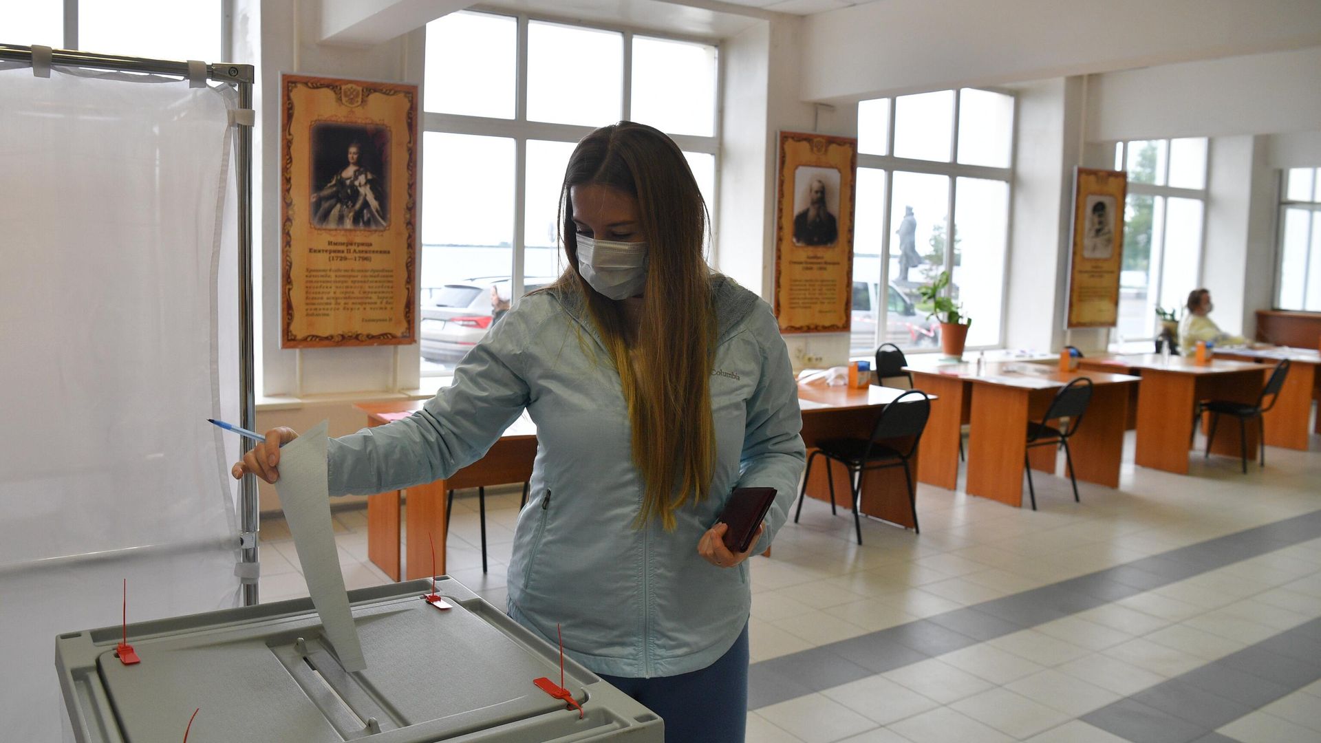 Женщине голосует на выборах губернатора Архангельской области на избирательном участке №66 в Архангельске Женщине голосует на выборах губернатора Архангельской области на избирательном участке №66 в Архангельске - РИА Новости, 1920, 13.09.2020