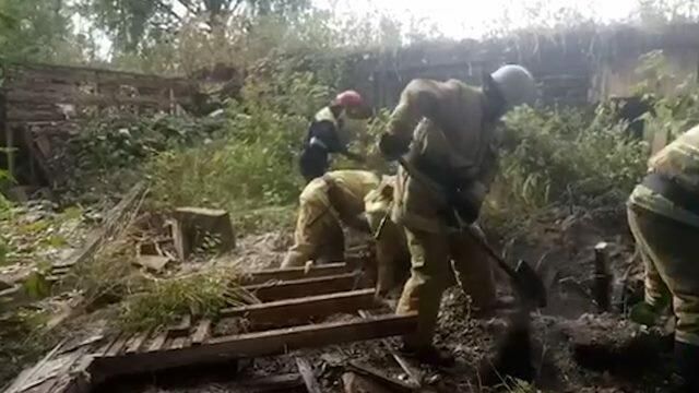 Тела двух подростков извлекли из-под завалов нежилого дома Тела двух подростков извлекли из-под завалов нежилого дома - РИА Новости, 1920, 12.09.2020
