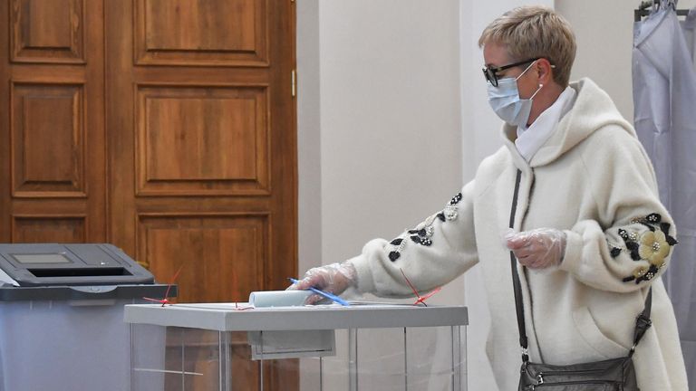 Женщина на выборах губернатора Архангельской области на избирательном участке №65 в Архангельске Женщина на выборах губернатора Архангельской области на избирательном участке №65 в Архангельске