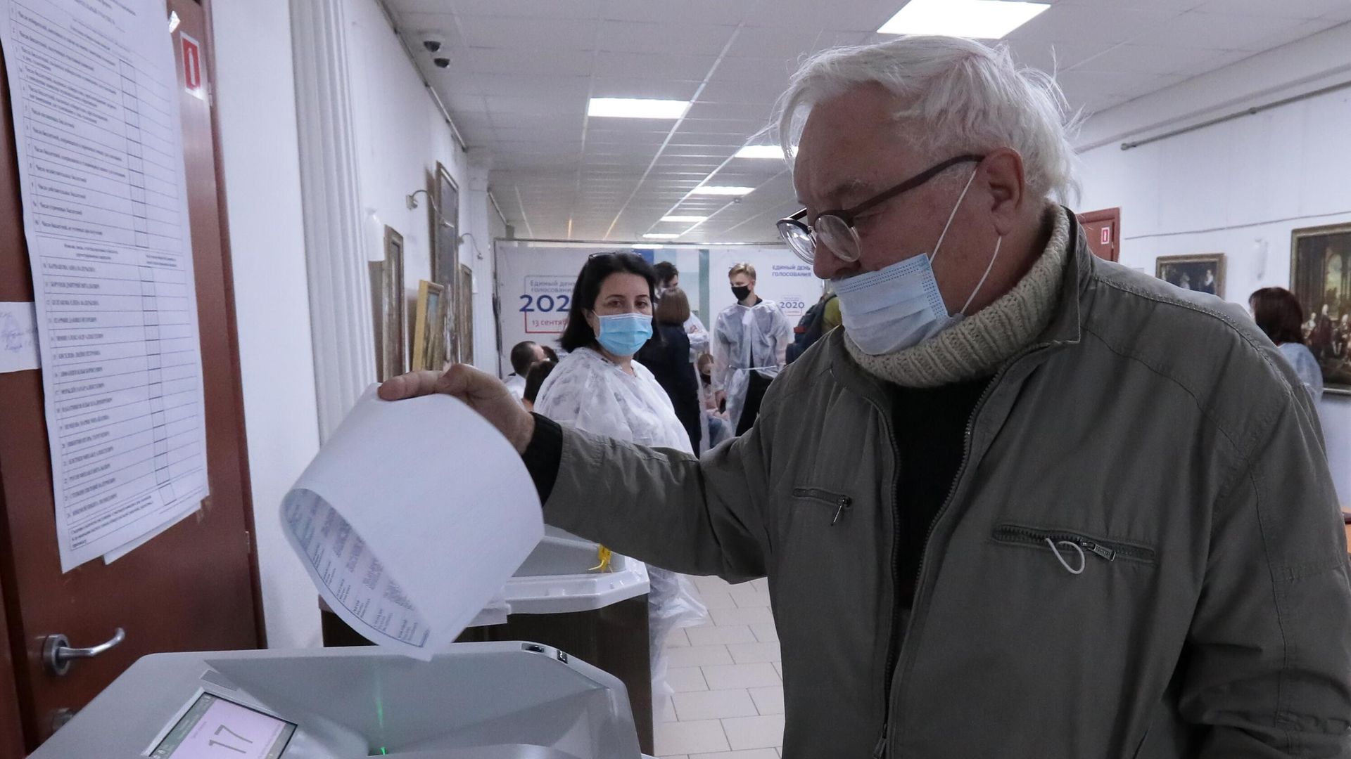 Мужчина голосует в единый день голосования Мужчина голосует в единый день голосования - РИА Новости, 1920, 13.09.2020