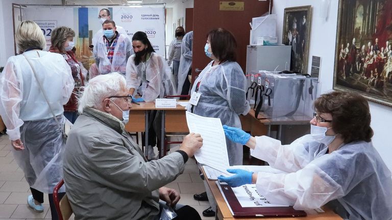 Избиратели и члены избирательной комиссии в единый день голосования на избирательном участке №524 в Москве Избиратели и члены избирательной комиссии в единый день голосования на избирательном участке №524 в Москве