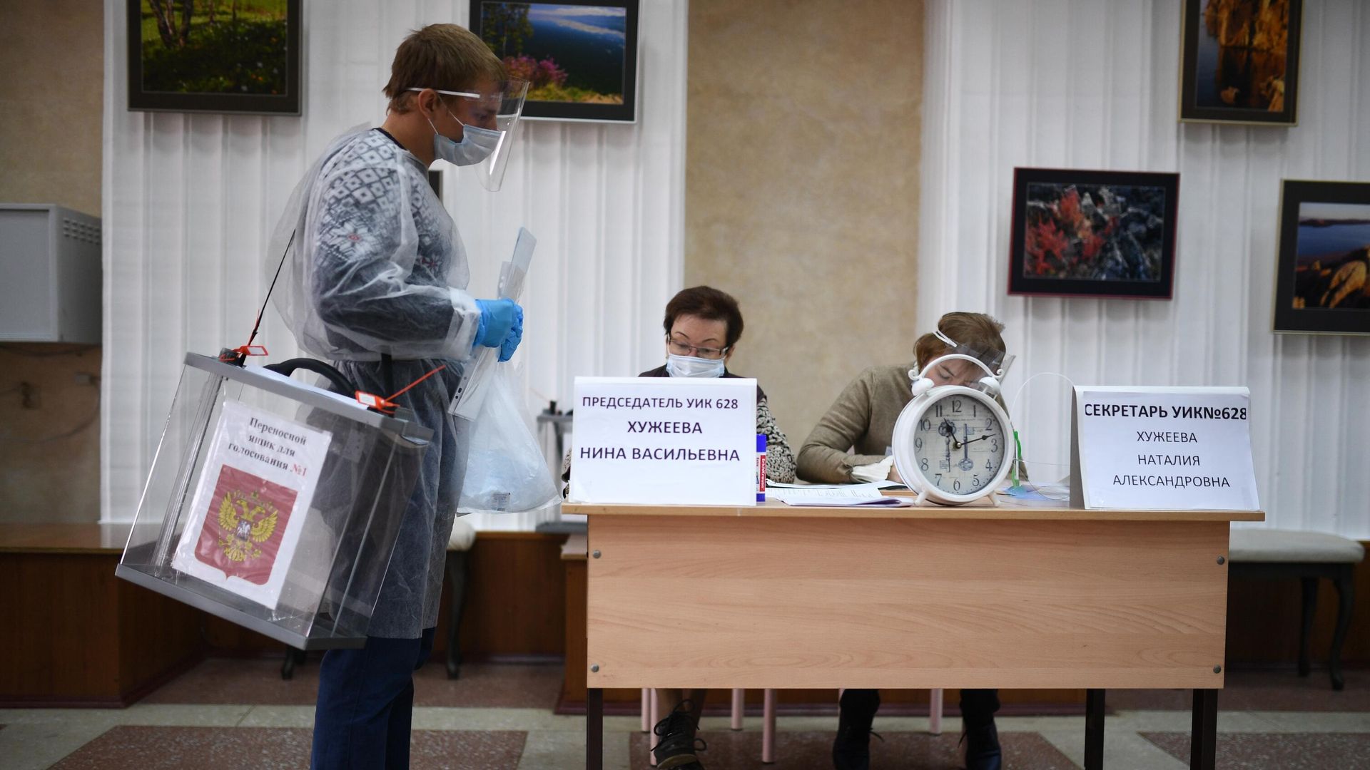 Члены участковой избирательной комиссии в Иркутске перед выездом на надомное голосование на выборах губернатора Иркутской области Члены участковой избирательной комиссии в Иркутске перед выездом на надомное голосование на выборах губернатора Иркутской области - РИА Новости, 1920, 13.09.2020