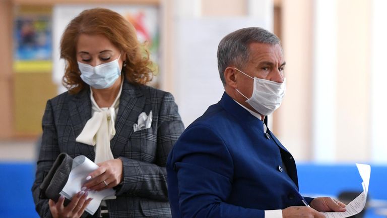 Действующий президент Республики Татарстан Рустам Минниханов с супругой Гульсиной во время голосования на избирательном участке №42 в Казани Действующий президент Республики Татарстан Рустам Минниханов с супругой Гульсиной во время голосования на избирательном участке №42 в Казани