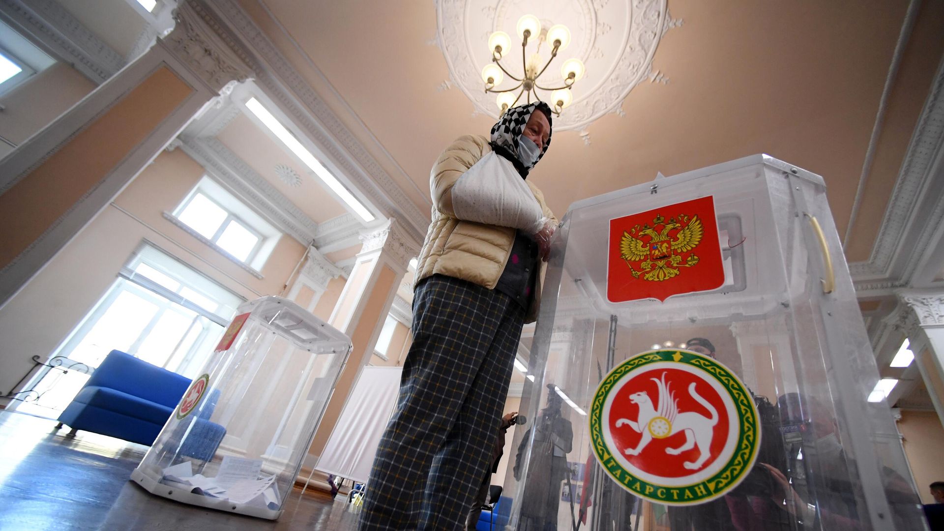 Женщина голосует на избирательном участке №42 на выборах президента Республики Татарстан в Казани Женщина голосует на избирательном участке №42 на выборах президента Республики Татарстан в Казани - РИА Новости, 1920, 13.09.2020