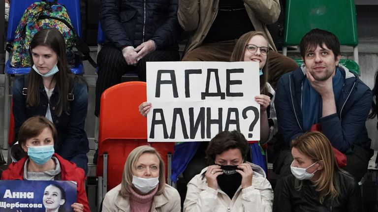 Болельщики держат плакат с надписью А где Алина? во время выступлений спортсменок с короткой программой в женском одиночном катании на контрольных прокатах сборной России по фигурному катанию в Москве. Болельщики держат плакат с надписью А где Алина? во время выступлений спортсменок с короткой программой в женском одиночном катании на контрольных прокатах сборной России по фигурному катанию в Москве.