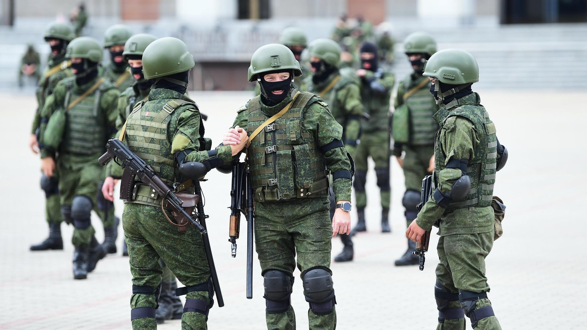 Сотрудники правоохранительных органов перед началом несанкционированной акции оппозиции на площади у концертного комплекса Дворец Республики в Минске Сотрудники правоохранительных органов перед началом несанкционированной акции оппозиции на площади у концертного комплекса Дворец Республики в Минске - РИА Новости, 1920, 20.12.2020