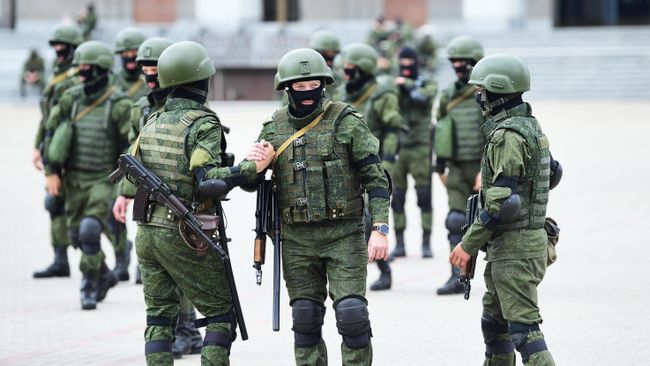 Сотрудники правоохранительных органов перед началом несанкционированной акции оппозиции на площади у концертного комплекса Дворец Республики в Минске Сотрудники правоохранительных органов перед началом несанкционированной акции оппозиции на площади у концертного комплекса Дворец Республики в Минске