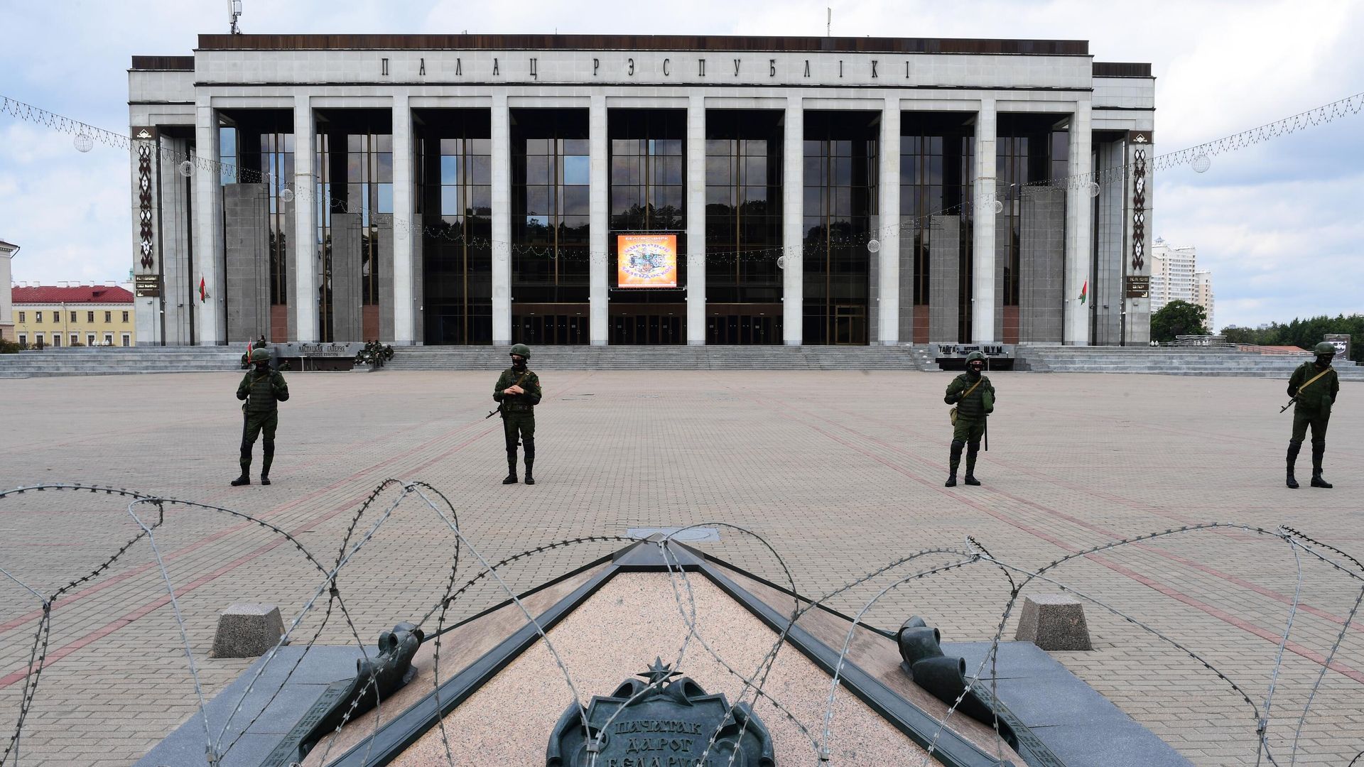 Сотрудники правоохранительных органов перед началом несанкционированной акции оппозиции на площади у концертного комплекса Дворец Республики в Минске - РИА Новости, 1920, 13.09.2020