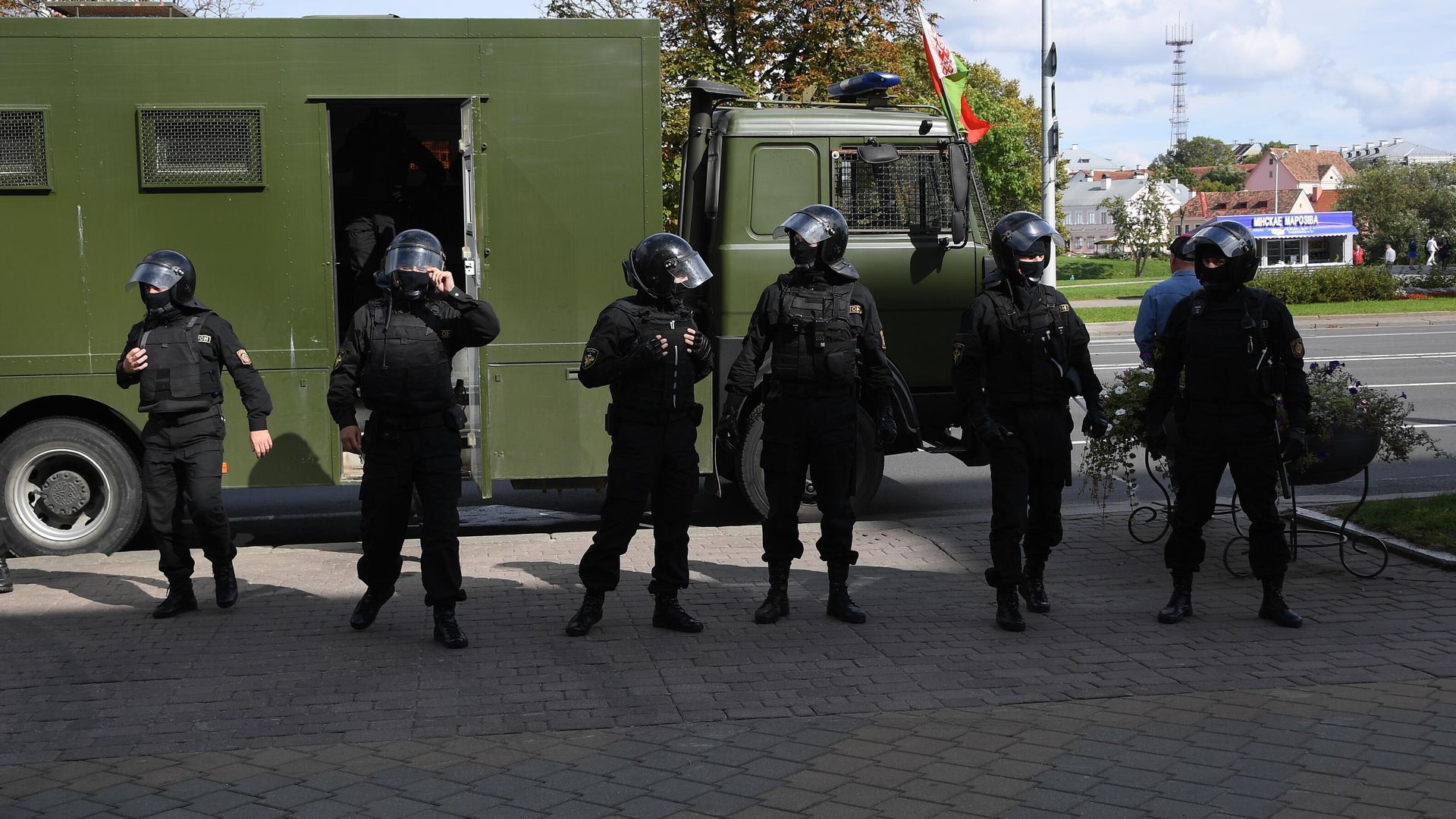 Сотрудники правоохранительных органов у автозака во время воскресной несанкционированной акции протеста в Минске Сотрудники правоохранительных органов у автозака во время воскресной несанкционированной акции протеста в Минске - РИА Новости, 1920, 13.09.2020
