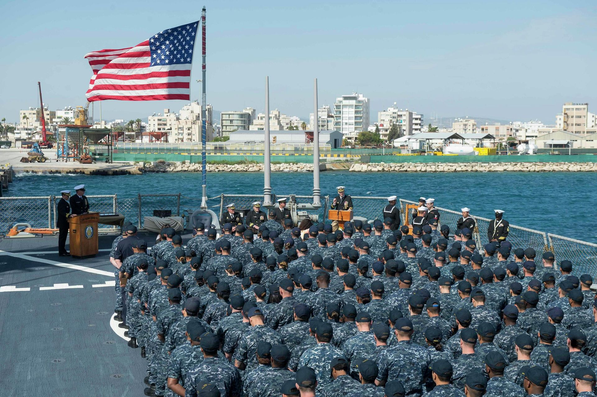 Американский ракетный эсминец USS Ross в порту Ларнаки, Кипр Американский ракетный эсминец USS Ross в порту Ларнаки, Кипр - РИА Новости, 1920, 28.11.2024