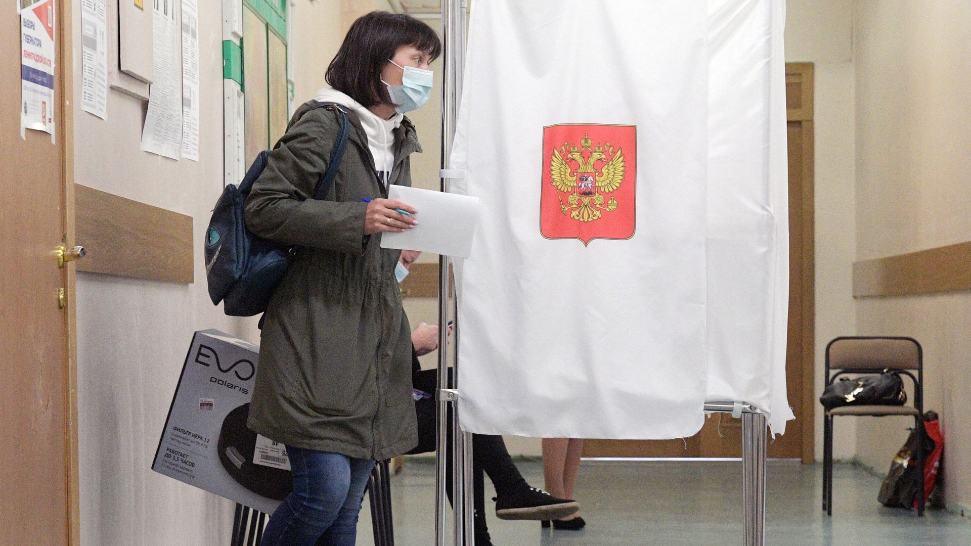 Девушка голосует на избирательном участке Девушка голосует на избирательном участке - РИА Новости, 1920, 14.09.2020