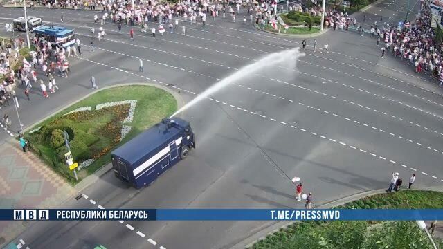 Применение водометов против участников протестов в Бресте: Кадры МВД Белоруссии Применение водометов против участников протестов в Бресте: Кадры МВД Белоруссии - РИА Новости, 1920, 13.09.2020