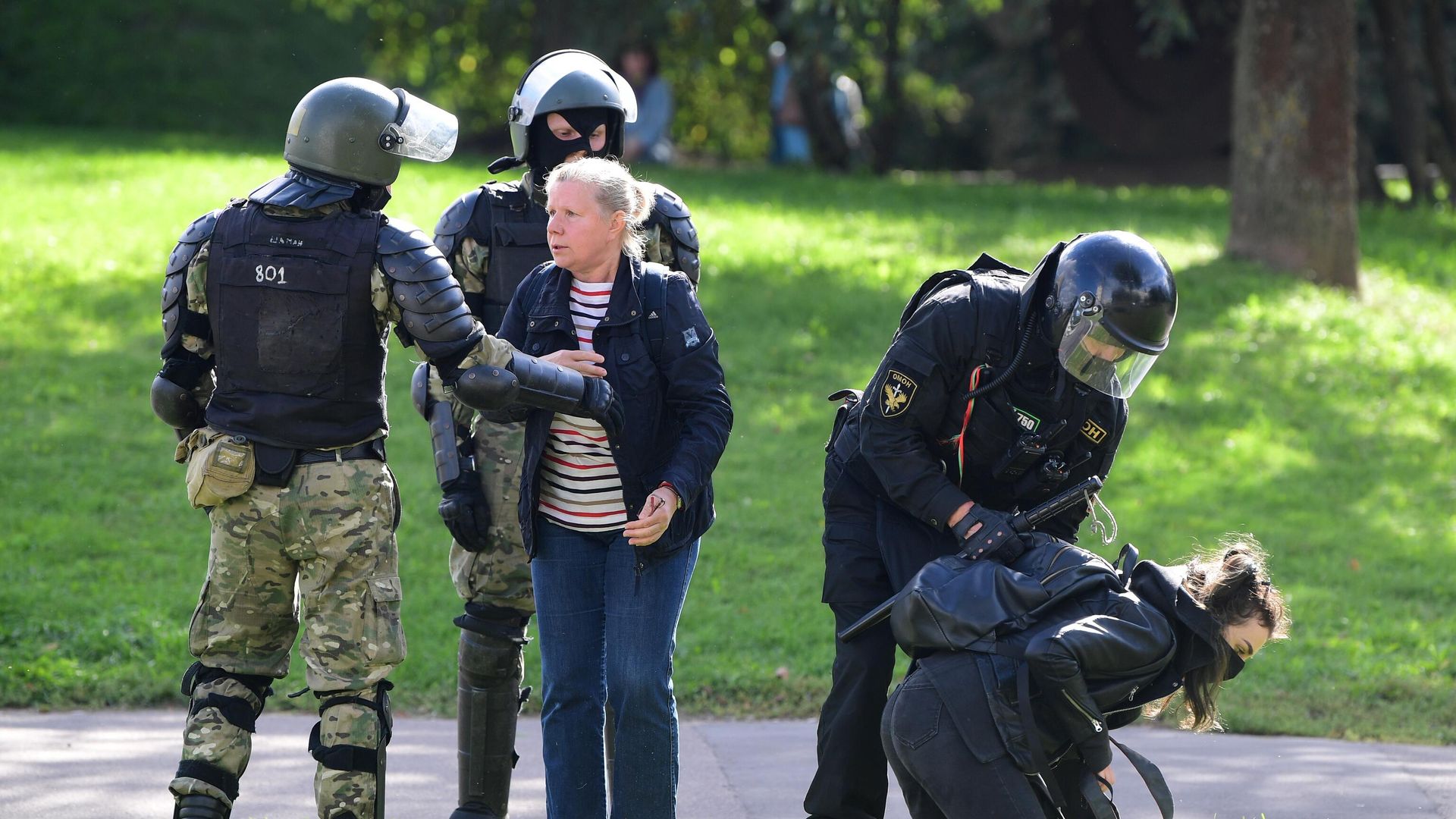 Участники несанкционированной акции оппозиции и сотрудники правоохранительных органов в Минске Участники несанкционированной акции оппозиции и сотрудники правоохранительных органов в Минске - РИА Новости, 1920, 13.09.2020
