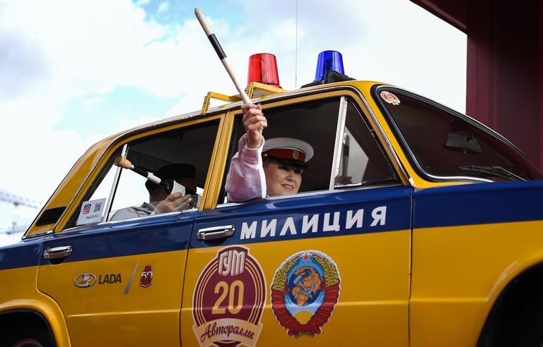Автомобиль ВАЗ-21011 на старте ежегодного авторалли уникальных машин советской эпохи ГУМ-Авторалли —2020 на Васильевском спуске в Москве