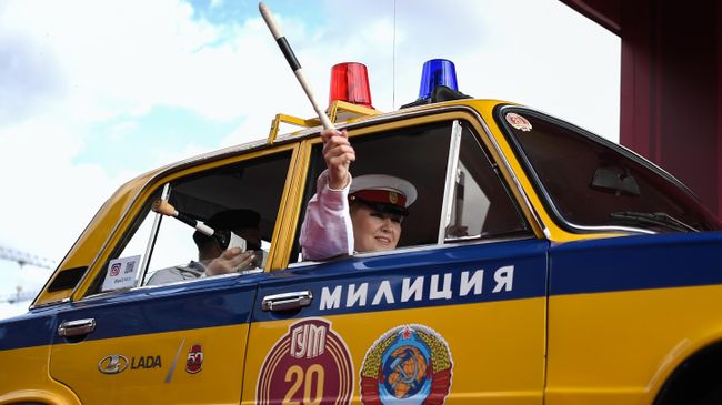 Автомобиль ВАЗ-21011 на старте ежегодного авторалли уникальных машин советской эпохи ГУМ-Авторалли —2020 на Васильевском спуске в Москве Автомобиль ВАЗ-21011 на старте ежегодного авторалли уникальных машин советской эпохи ГУМ-Авторалли —2020 на Васильевском спуске в Москве