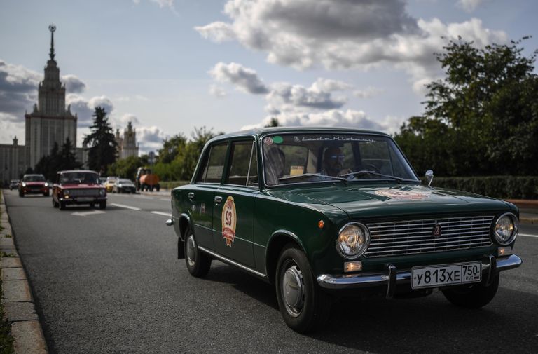 Автомобиль ВАЗ-2101 на ежегодном авторалли уникальных машин советской эпохи ГУМ-Авторалли — 2020 в Москве