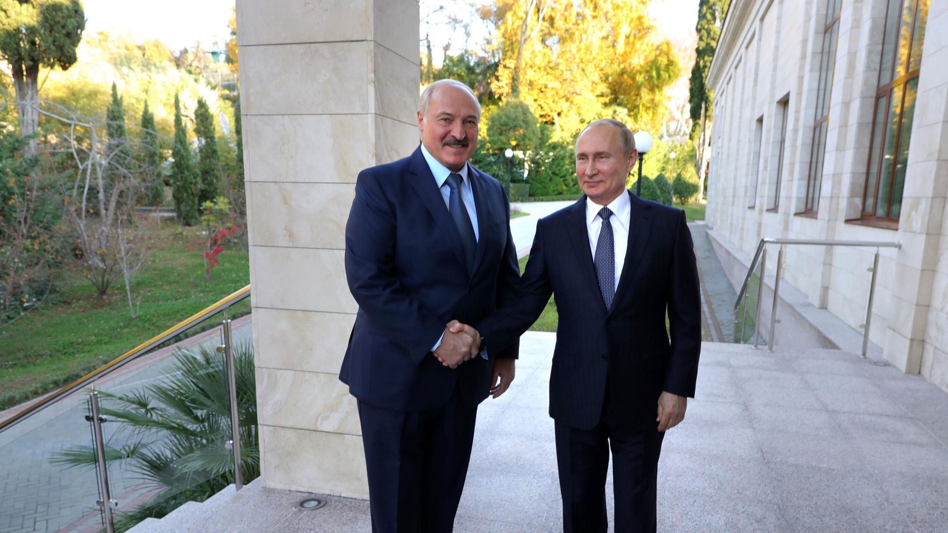 Президент РФ Владимир Путин во время встречи с президентом Белоруссии Александром Лукашенко в Сочи Президент РФ Владимир Путин во время встречи с президентом Белоруссии Александром Лукашенко в Сочи - РИА Новости, 1920, 14.09.2020