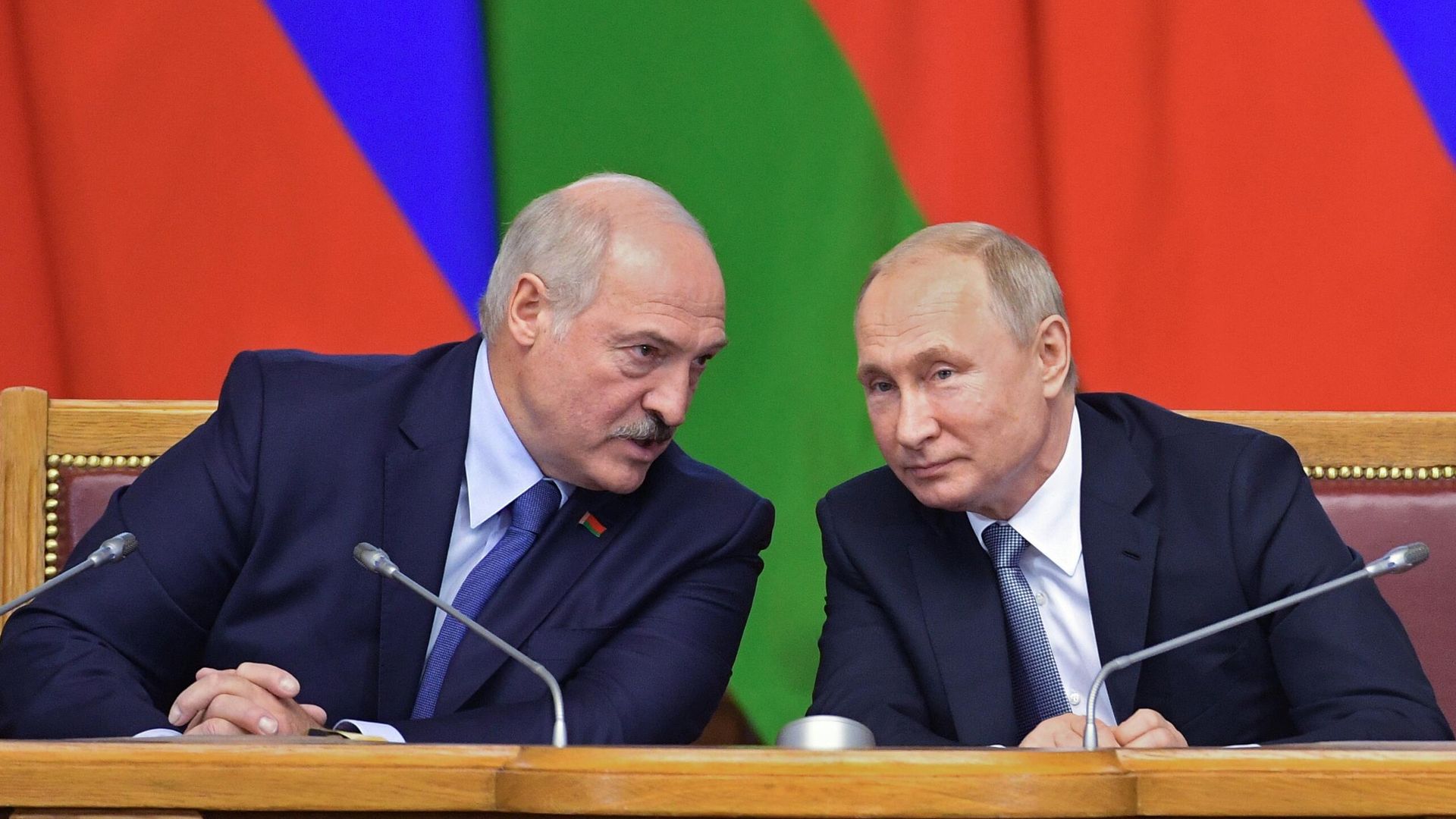 Президент Белоруссии Александр Лукашенко и президент РФ Владимир Путин на пленарном заседании VI Форума регионов России и Белоруссии в Таврическом дворце - РИА Новости, 1920, 14.09.2020