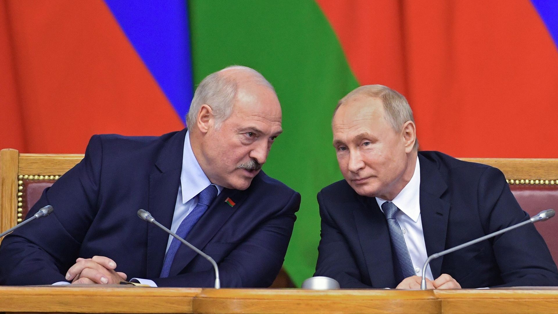 Президент Белоруссии Александр Лукашенко и президент РФ Владимир Путин на пленарном заседании VI Форума регионов России и Белоруссии в Таврическом дворце - РИА Новости, 1920, 13.11.2020
