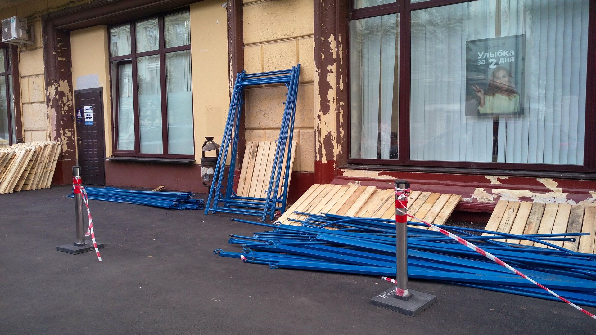Последствия падения строительных лесов на припаркованные автомобили в 1-м Тверском-Ямском переулке в Москве - РИА Новости, 1920, 14.09.2020