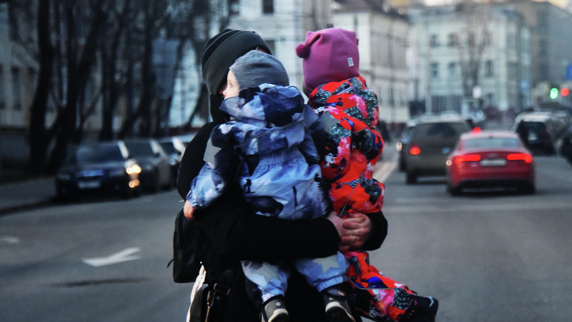 Женщина с двумя детьми на руках переходит дорогу Женщина с двумя детьми на руках переходит дорогу - РИА Новости, 1920, 13.07.2023