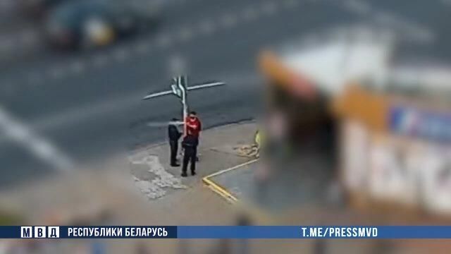 Мужчина напал на сотрудников милиции в Минске. Кадры МВД Белоруссии Мужчина напал на сотрудников милиции в Минске. Кадры МВД Белоруссии - РИА Новости, 1920, 15.09.2020
