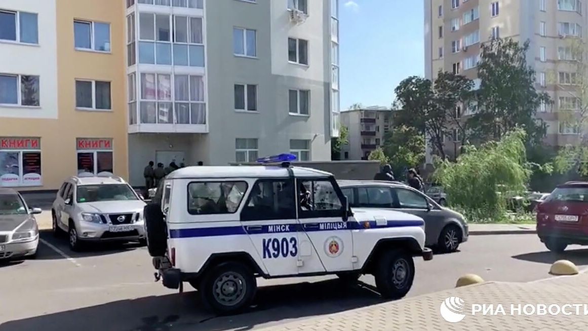 Сотрудники правоохранительных органов Белоруссии на улице Червякова в Минске. Кадр видео - РИА Новости, 1920, 29.05.2021
