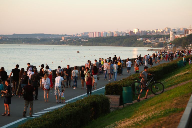 Отдыхающие гуляют по набережной в Самаре Отдыхающие гуляют по набережной в Самаре