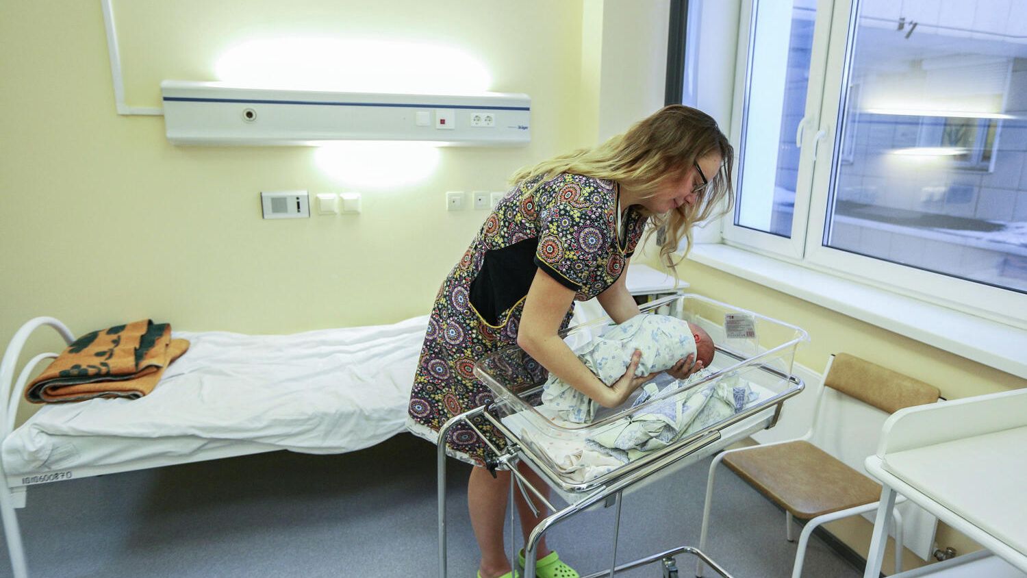 Роженица со своим ребенком в палате Роженица со своим ребенком в палате - РИА Новости, 1920, 15.09.2020