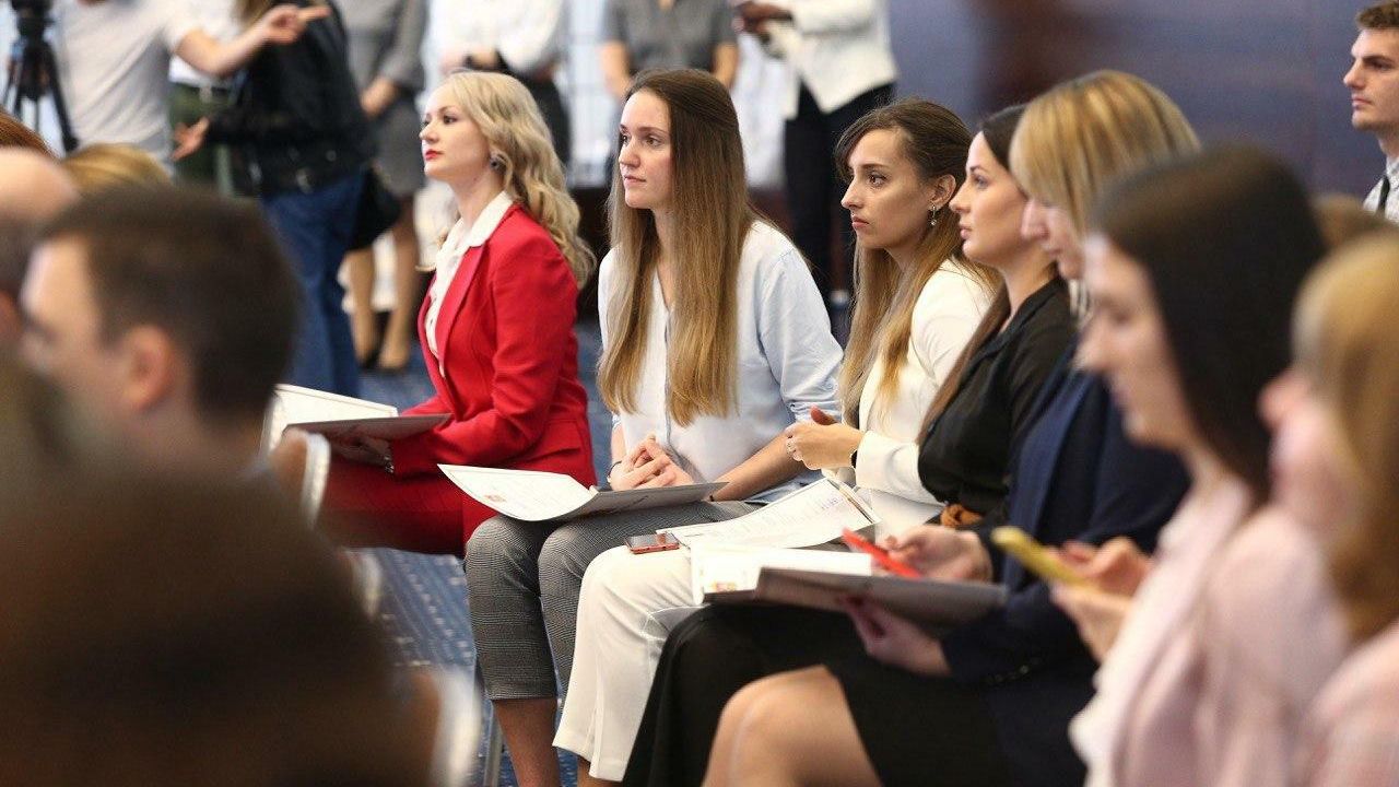 Вручение сертификатов по программе Социальная ипотека Вручение сертификатов по программе Социальная ипотека - РИА Новости, 1920, 15.09.2020