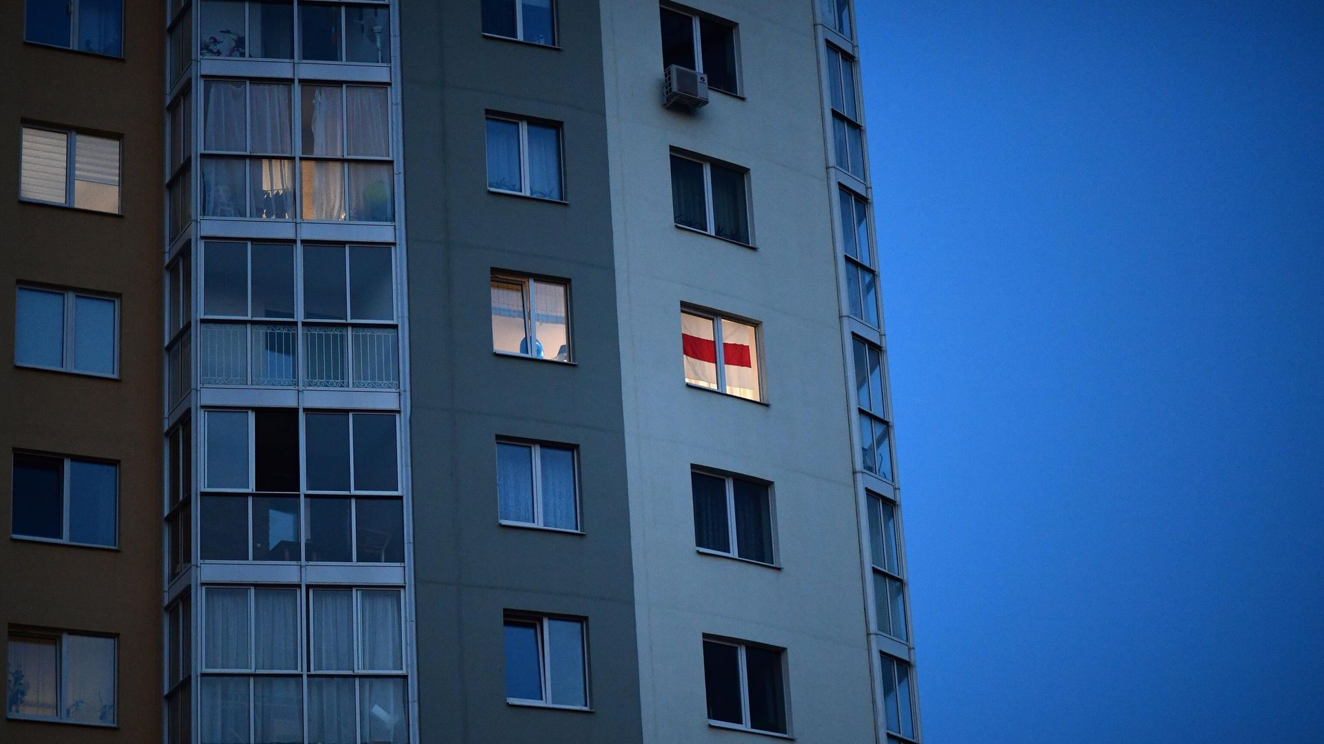 Неофициальный флаг Белоруссии в окне жилого дома на улице Червякова в Минске Неофициальный флаг Белоруссии в окне жилого дома на улице Червякова в Минске - РИА Новости, 1920, 17.11.2020