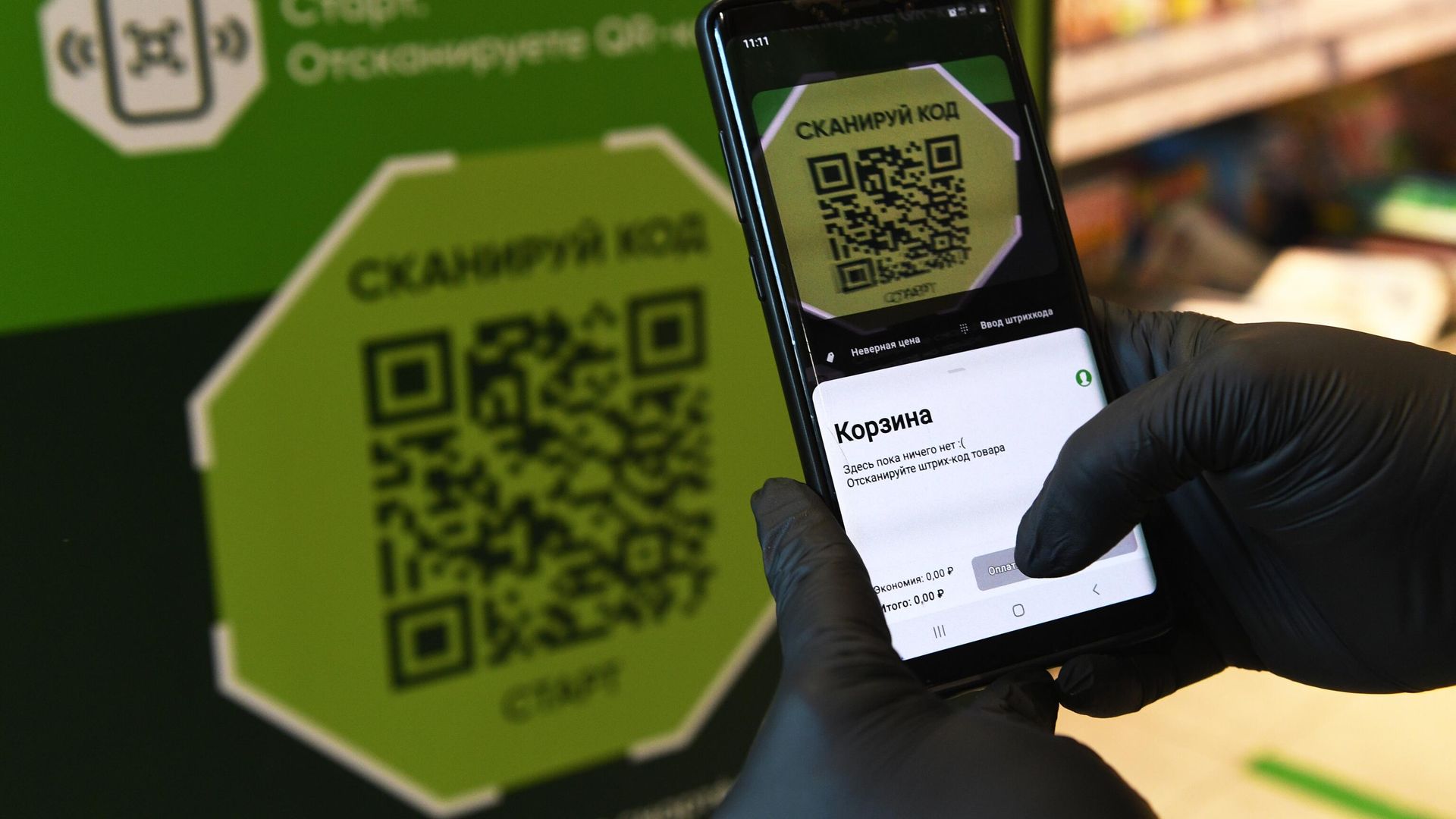 Покупка с использованием смартфона с помощью бесконтактной системы Покупка с использованием смартфона с помощью бесконтактной системы - РИА Новости, 1920, 26.09.2022