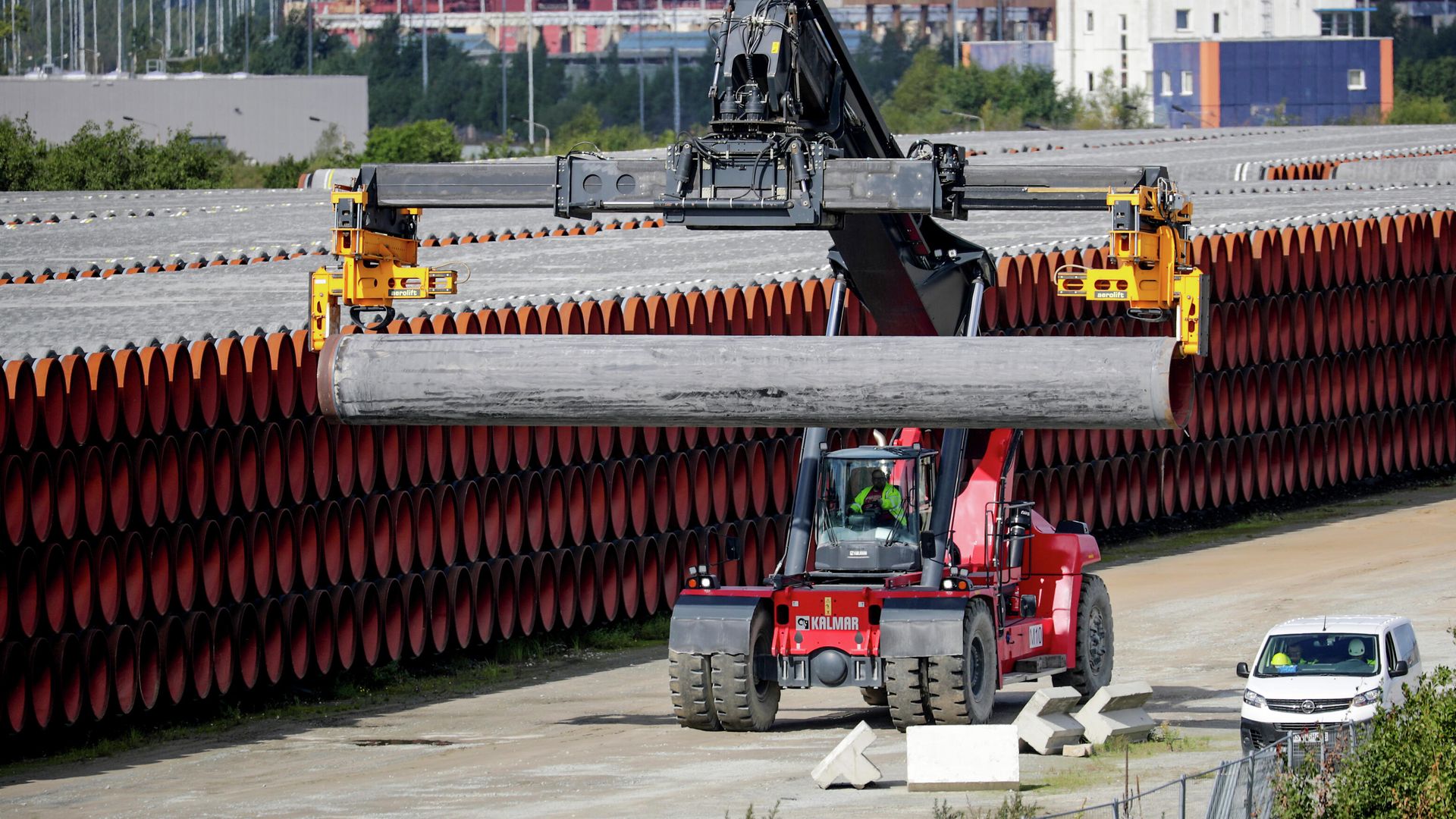 Трубы для строительства газопровода Nord Stream 2 на площадке в порту Мукран, Германия Трубы для строительства газопровода Nord Stream 2 на площадке в порту Мукран, Германия - РИА Новости, 1920, 24.12.2020
