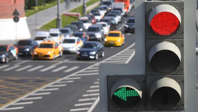 Автомобили у светофора на Кремлевской набережной Автомобили у светофора на Кремлевской набережной