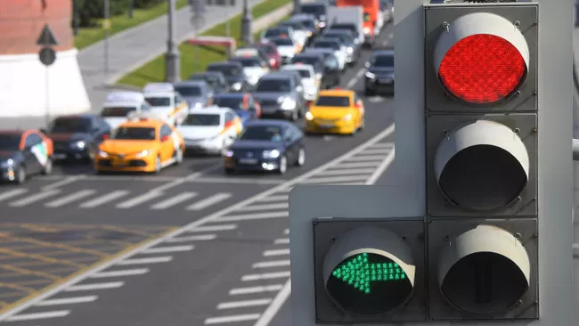 Автомобили у светофора на Кремлевской набережной