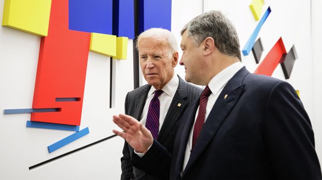 Вице-президент США Джо Байден и президент Украины Петр Порошенко перед началом пресс-конференции в Киеве. 16 января 2017